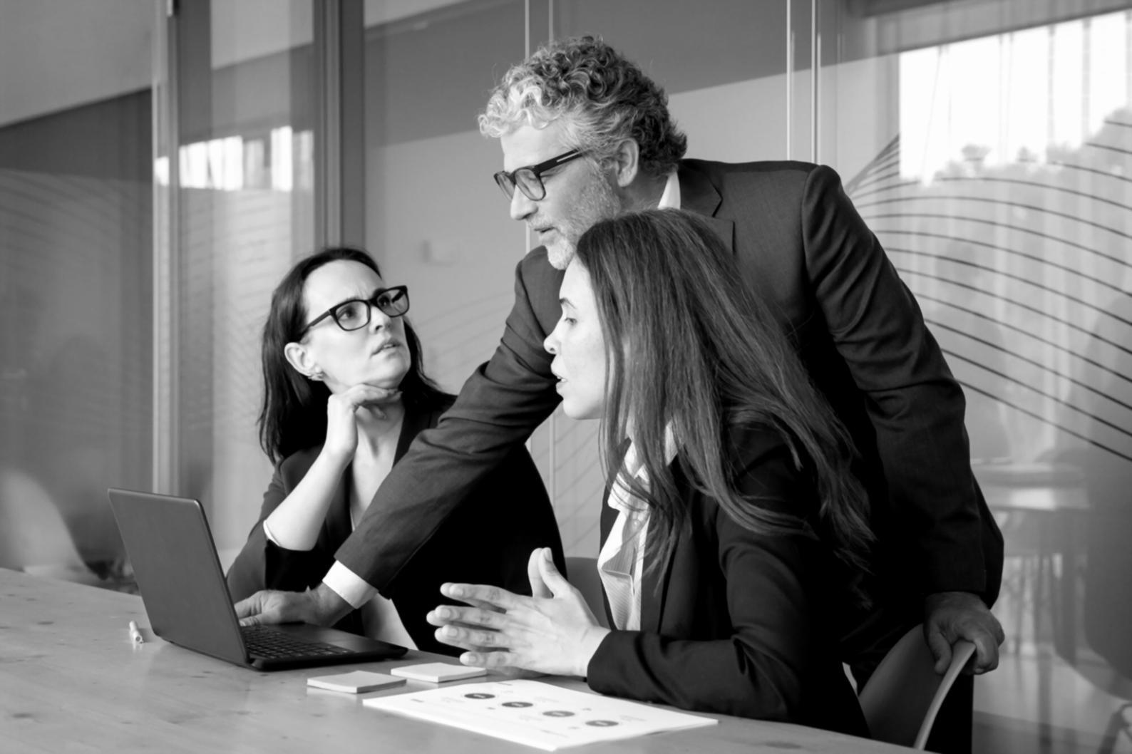 Análisis financiero y documentos de gestión empresarial